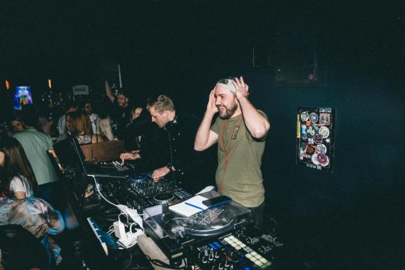 Blacklight DJs beim Auflegen im Quincy Schultz in Aschaffenburg. Das Foto von Jung & Kelm zeigt das DJ-Setup während einer Party in der beli