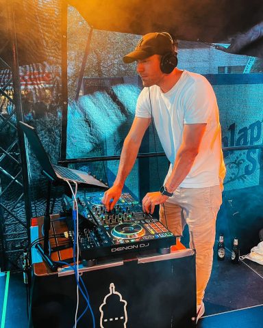 DJ von Blacklight DJs beim Auflegen auf dem Stadtfest in Aschaffenburg vor Publikum.