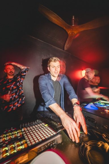 DJ von Blacklight DJs beim Auflegen im Quincy Schultz in Aschaffenburg während einer Eventparty.